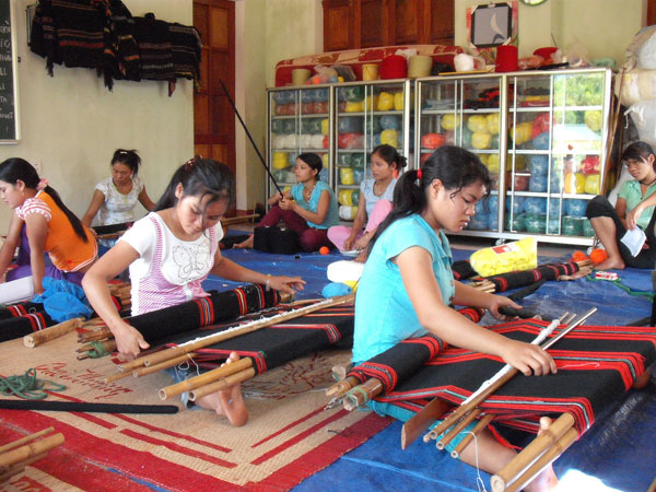 Phụ nữ xã A Vao tích cực học tập và làm theo Bác